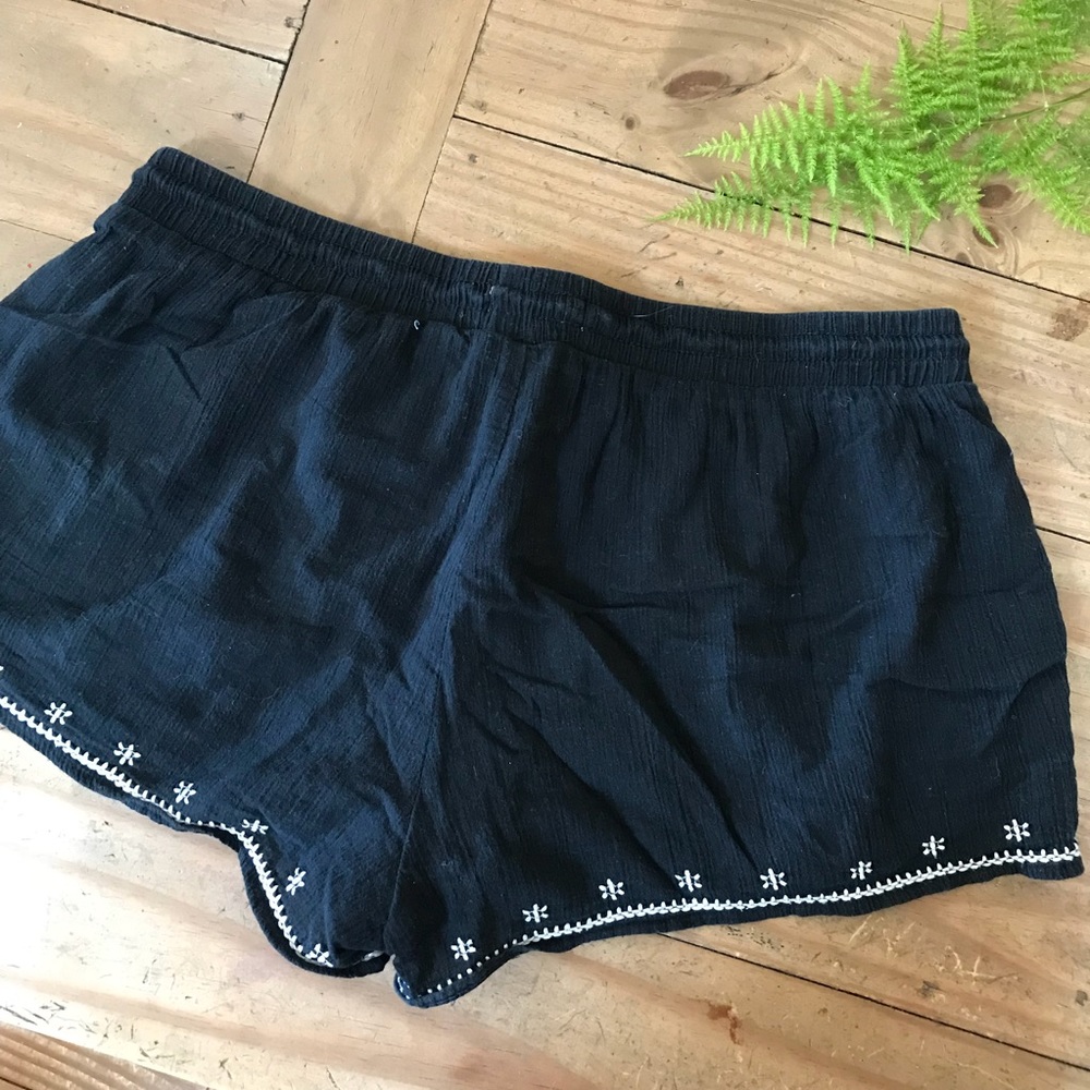 Embroidered Shorts - Picture 4 of 4